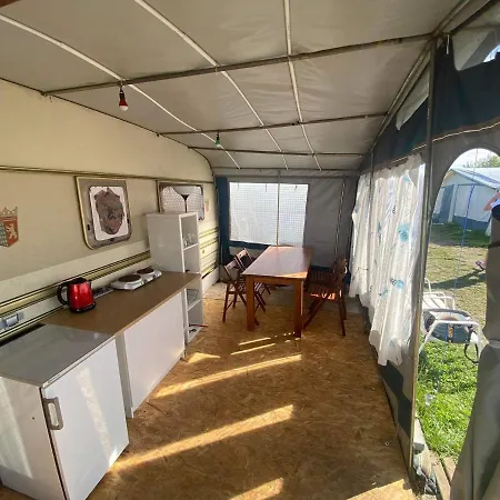 キャンプ場 Przyczepa Kempingowa Kemping Flowcamp ヤスタルニャ